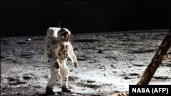 Ish-astronauti Buzz Aldrin duke ecur mbi sipërfaqen e Hënës.