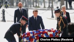 Президент Франции Эммануэль Макрон возлагает венок к памятнику Шарлю де Голлю. Париж, 8 мая 2020 года.
