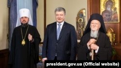 Митрополит Київський Епіфаній (ліворуч), президент Петро Порошенко, Вселенський патріарх Варфоломій, Стамбул, 5 січня 2019