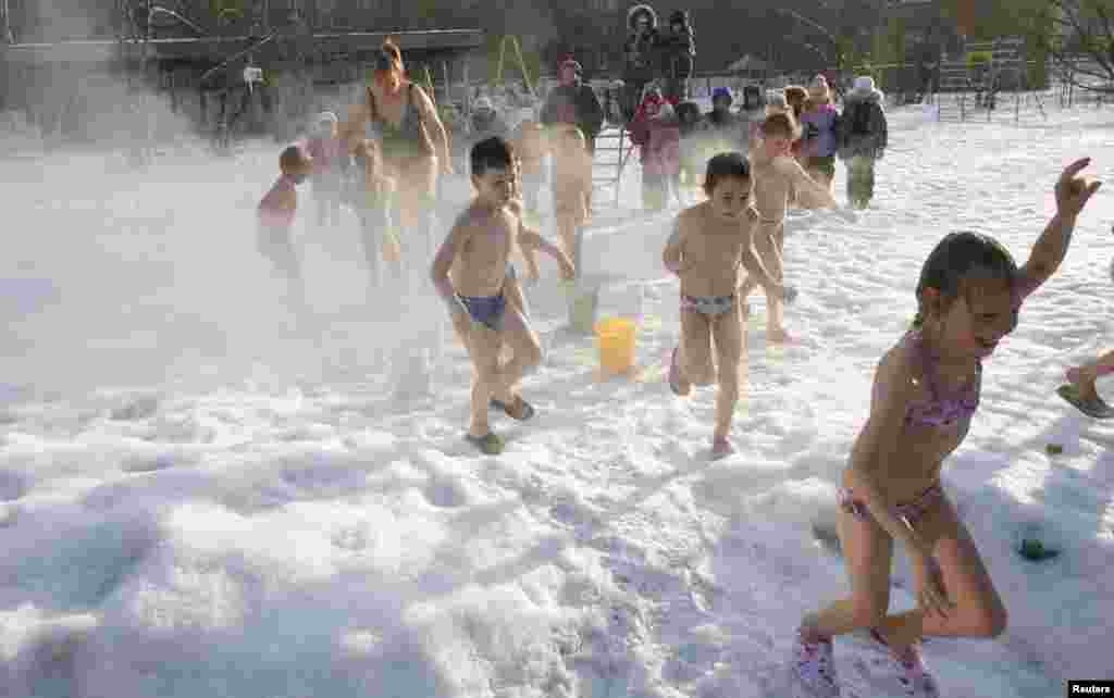 Rusija - Djeca vrtića u Krasnojarsku polijevala su se hladnom vodom na temperaturi od -23 stupnja Celsijusa, vjeruje se da im se time jača imunitet, 5. februar 2013. Foto: Reuters / Ilya Naymushin