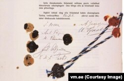 Подписи и сургучные печати на Тартуском мирном договоре. Фото Эстонского государственного архива