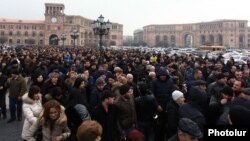 Armenia - Traders demonstrate near the main government building in Yerevan, 29Jan2015.