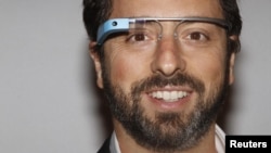 Основатель Google Сергей Брин в очках Google Glass во время New York Fashion Week. 9 сентября 2012 года.