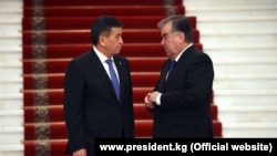 Кыргызстандын президенти Сооронбай Жээнбеков менен Тажикстандын мамлекет башчысы Эмомали Рахмон.