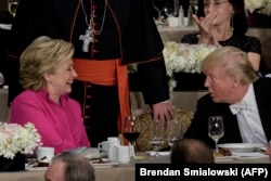 Кандидаты в президенты США Хиллари Клинтон и Дональд Трамп беседуют на благотворительном ужине. Нью-Йорк, 20 октября 2016 года.