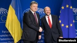 Президент України Петро Порошенко (ліворуч) і тодішній президент Європарламенту Мартін Шульц. Брюссель, 20 жовтня 2016 року