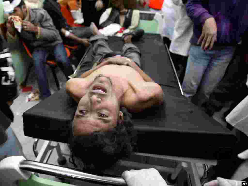Раненный палестинец в лагере беженцев Джабалия, Газа, 29 декабря 2008.