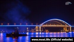 Тестове включення підсвічування Керченського мосту, 28 квітня 2018 року
