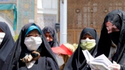 Iranske žene koje nose zaštitne maske za lice mole se u svetištu Abdol Azim u gradu Shahre Ray, južno od Teherana, Iran, 25. maja 2020. godine.