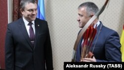 Анатолий Бибилов (справа) и Леонид Пасечник, Цхинвали, 17 декабря 2018 г.