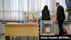 На избирательном участке в Минске в день парламентских выборов. 17 ноября 2019 года.