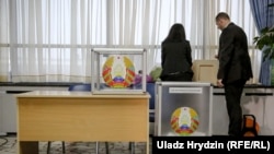 На избирательном участке в Минске в день парламентских выборов. 17 ноября 2019 года.