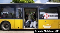 Луѓе во автобус за време на евакуацијата во близина на Лиман, регионот Доњецк, 11 мај 2022 година