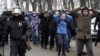 RUSSIA – Detained protesters walk escorted by Російські силовики жорстоко розгяняють мирні протести. Більшість затримань було в Москві (понад 900 осіб) та Санкт-Петербурзі (більше 600). Пітер, Росія. 31 січня 2021 року