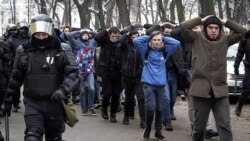 Затриманих учасників протесту ведуть під поліцейським конвоєм у російському Санкт-Петербурзі, 31 січня 2021 року