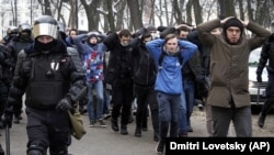 Оппозиция лидері Алексей Навальныйды тұтқындауға қарсылық білдіріп, наразылық акциясына шыққандарды полиция ұстап, әкетіп барады. Санкт-Петербург, 31 қаңтар 2021 жыл.