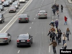 Москвичи ловят такси и бомбил на Садовом кольце