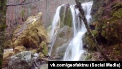 Водопад «Серебряные струи» в горном ущелье Малый каньон в Бахчисарайском районе, Крым, фото 2016 года