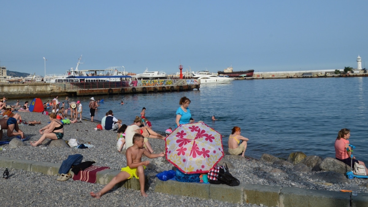 Выходной в крыму 27. Украинцы на отдыхе в Крыму. Крым Реалии Фотогалерея. Украинцы на море фото. Когда открывается пляжный сезон в Крыму.