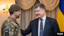 Украина Президенти Петро Порошенко россияпараст сепаратчилар қўлидаy озод этилган украин ҳарбийси Андрий Хречанов билан