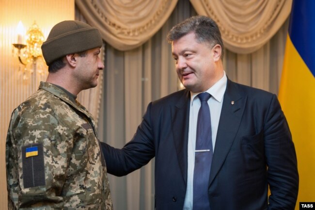 Військовий Андрій Гречаний із позивним «Рахман» і президент України Петро Порошенко