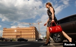 Девушка идет по улице в центре Москвы.