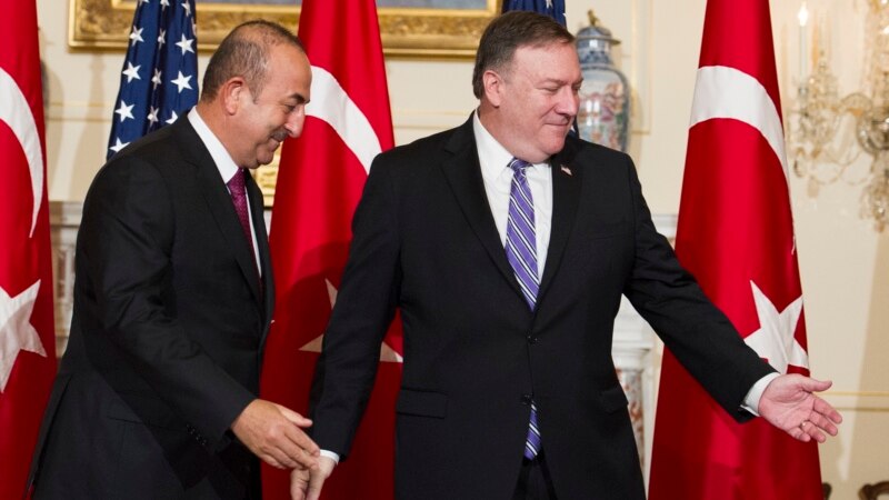 Помпео и Чавушоглу ги смируваат тензиите меѓу САД и Турција