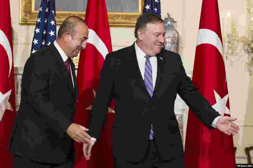 СИНГАПУР - Американскиот државен секретар Мајк Помпео и шефот на турската дипломатија Мевлут Чавушоглу се сретнаа за да ги намалат тензиите меѓу двете земји. Тие се договориле да се обидат да ги продолжат преговорите по воведувањето на американските санкции за двајца турски министри по апсењето на американски свештеник во Турција.