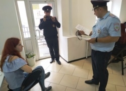 Ольга Кузнецова и полиция в штабе Навального в Саратове. Фото предоставлено штабом Навального в Саратове