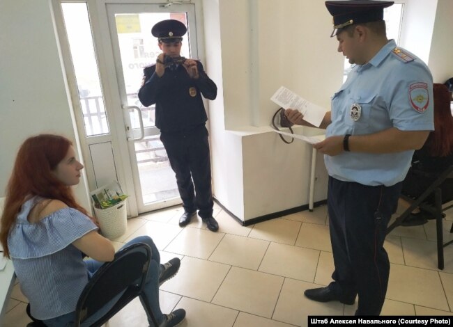 Ольга Кузнецова и полиция в штабе Навального в Саратове. Фото предоставлено штабом Навального в Саратове