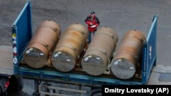 Alacsony dúsítású uránt tartalmazó konténerek Szentpétervár egyik kikötőjében 2013 novemberében. Akkor ért véget a leszerelt orosz atomfegyverekből származó, magasan dúsított uránt amerikai erőművek üzemanyagává átalakító program, de Amerika még mindig importál orosz uránt