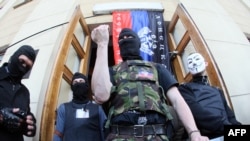 Проросійські активісти у приміщенні ОДТРК – Донецьк, 27 квітня, 2014

