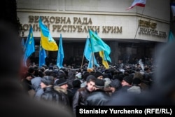 Митинг в поддержку территориальной целостности Украины под стенами крымского парламента. Симферополь, 26 февраля 2014 года
