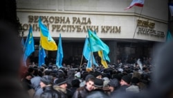 Митинг под стенами крымского парламента в Симферополе, 26 февраля 2014 года