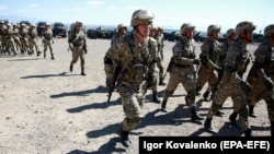 Russian and Kyrgyz troops take part in a military drill at the Edelweiss military training ground. (file photo)