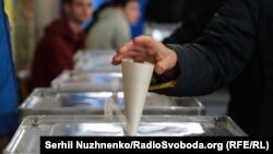 За даними ЦВК, Петро Порошенко отримує 38,23% голосів у закордонному виборчому окрузі