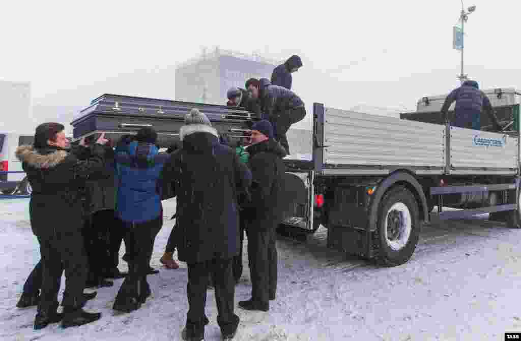 Погрузка гроба с телом шахтера, погибшего в результате аварии на шахте &quot;Северная&quot;.&nbsp;