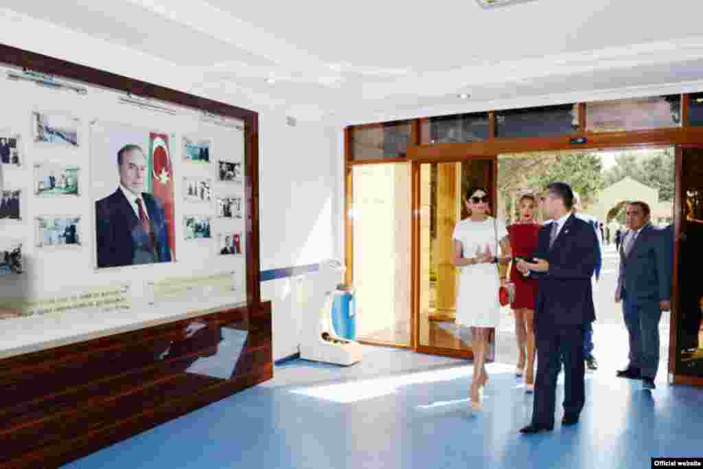 Türkan qəsəbəsində yeni poliklinika istifadəyə verilib. Açılış mərasimində prezidentin xanımı Mehriban Əliyeva və qızı Leyla da iştirak edib.