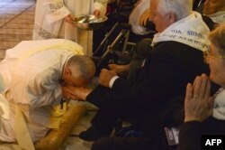 В "чистый четверг" перед нынешней Пасхой папа Франциск по традиции омыл и поцеловал ноги 12 инвалидам. 17 апреля 2014 года