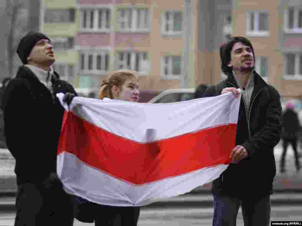 Акцыя салідарнасьці з Уладзімерам Някляевым у Менску 11 сакавіка 2011 году. Людзі чыталі вершы Някляева каля дому, дзе ён знаходзіўся пад хатнім арыштам.
