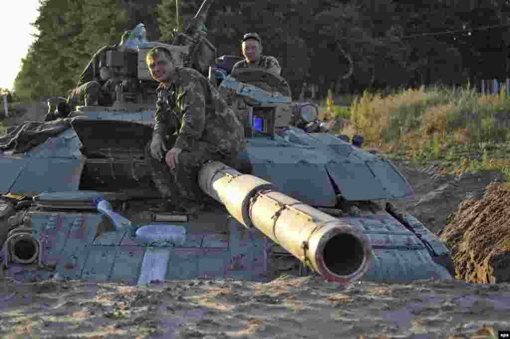 Украінскія вайскоўцы на блёк-пасьце каля Луганску 30 чэрвеня 2014.