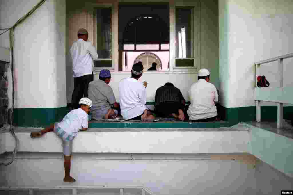 Но с окончанием Рамазана по исламскому календарю начинается новый пост месяца Шавваль На фото &ndash; индонезийский мальчик спускается со входа в мечеть в Джакарте. 10 июня, 2016