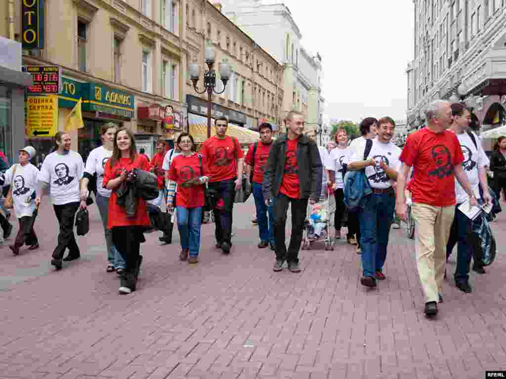 В Москве активисты ряда общественных движений провели акцию в поддержку Михаила Ходорковского - в 46-й день рождения экс-главы ЮКОСа.