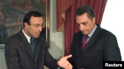  Президентът Петър Стоянов (вляво) и министър-председателят Иван Костов дни преди края на мандата на държавното управление на ОДС. 23 юли 2001 година 