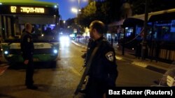 Израильский полицейский возле места нападения в Петах-Тиква