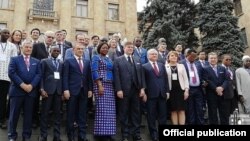 Участники ереванского заседания Комиссии по политическим вопросам Парламентской ассамблеи Франкофонии вместе с председателем Национального собрания Армении и министром иностранных дел Армении, 20 марта 2018 г․