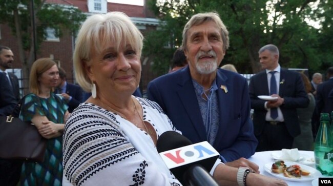 Ганя Черняк та Ігор Самокіш на благодійному аукціоні в рамках презентації платформи United 24. Вашингтон, США, 3 червня 2022 року