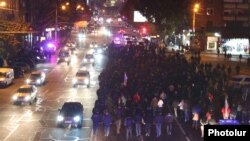 Armenia - Prime Minister Nikol Pashinian and his supporters march through Yerevan, November 24, 2018.