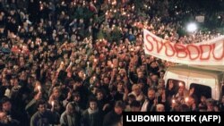 Прага. Студенти співають і запалюють свічки 17 листопада 1989 року в підтримку Вацлава Гавела на посаду президента