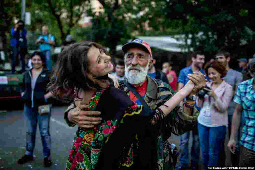 На демонстрації панує піднесений настрій: люди займаються спортом, танцюють та їдять морозиво Фото від 27 червня з проспекту Баграмяна